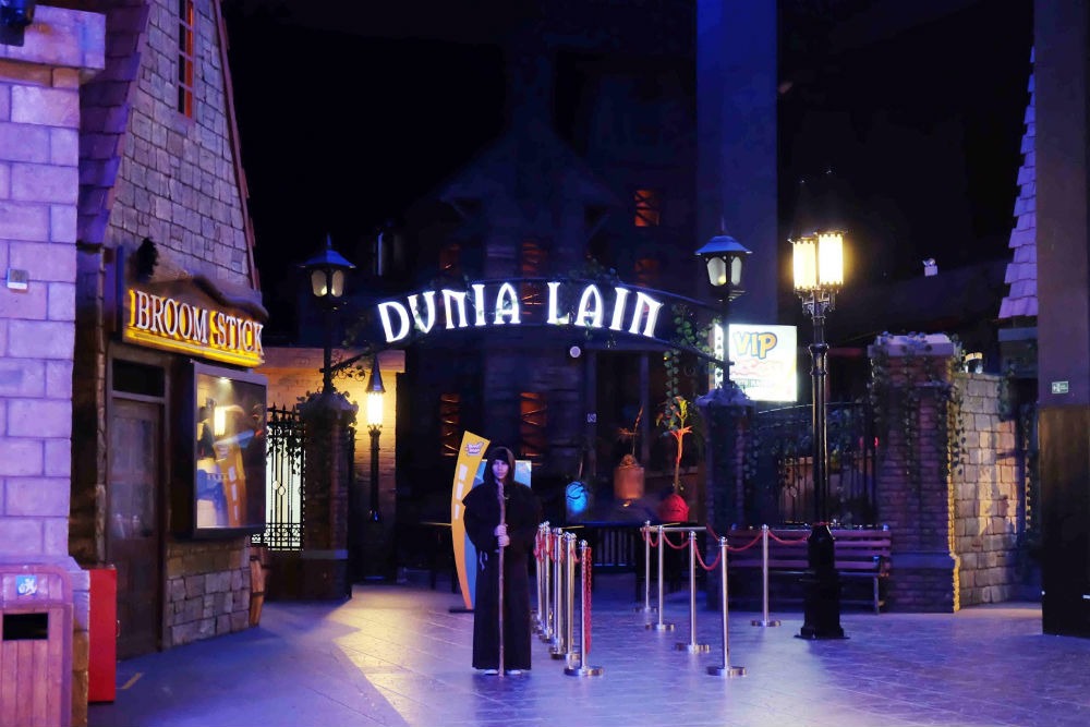 Dunia Lain Trans Studio Bandung