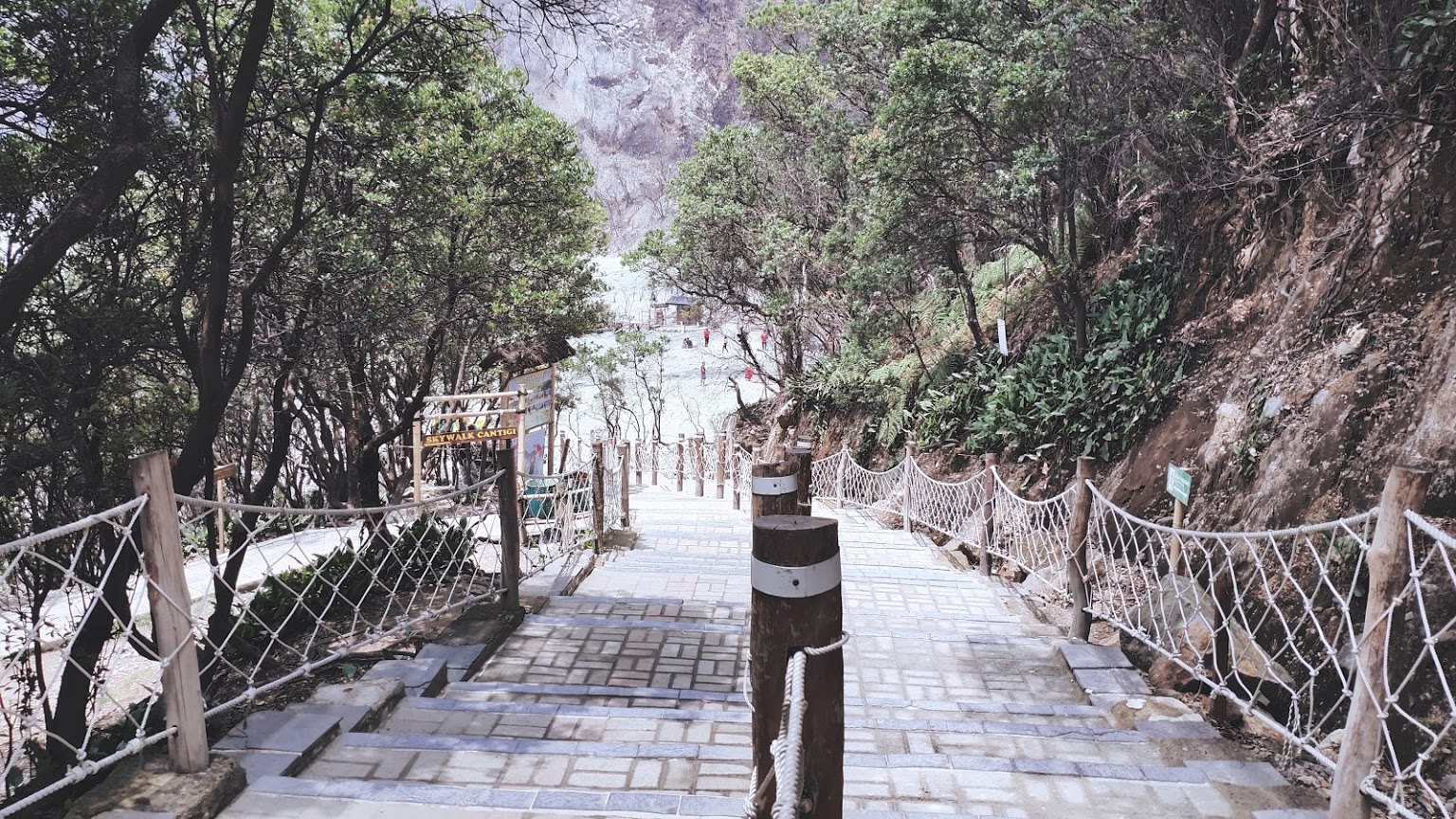 Hiking Kawah Putih Ciwidey