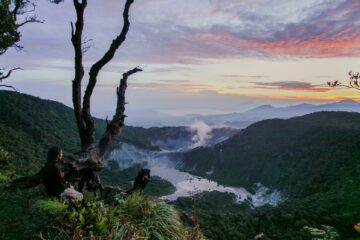 Menikmati panorama dari puncak