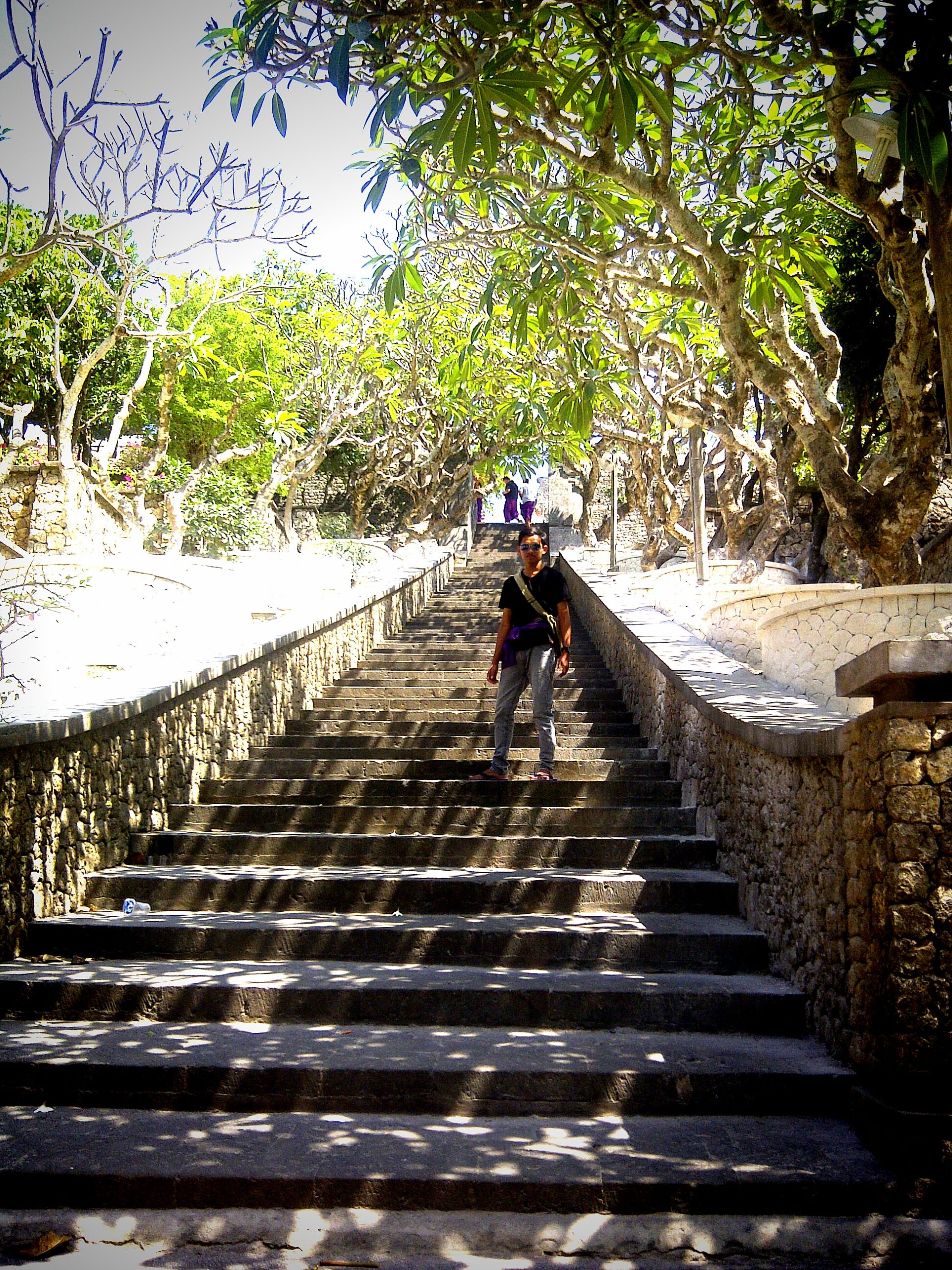 Berfoto Di Tangga Uluwatu