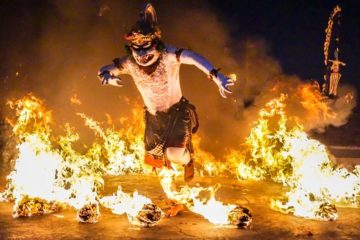 Menonton Tari Kecak Uluwatu
